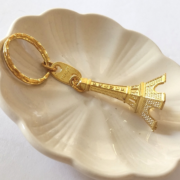Eiffel Tower Gold Keychain - Picture 3 of 5
